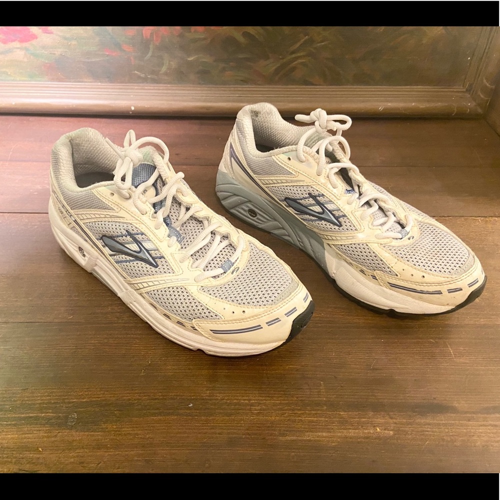 Brooks walking shoes